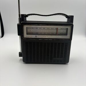 Vtg GE General Electric Solid State Radio Model 7-2810H Portable AM/FM Dual Pwr